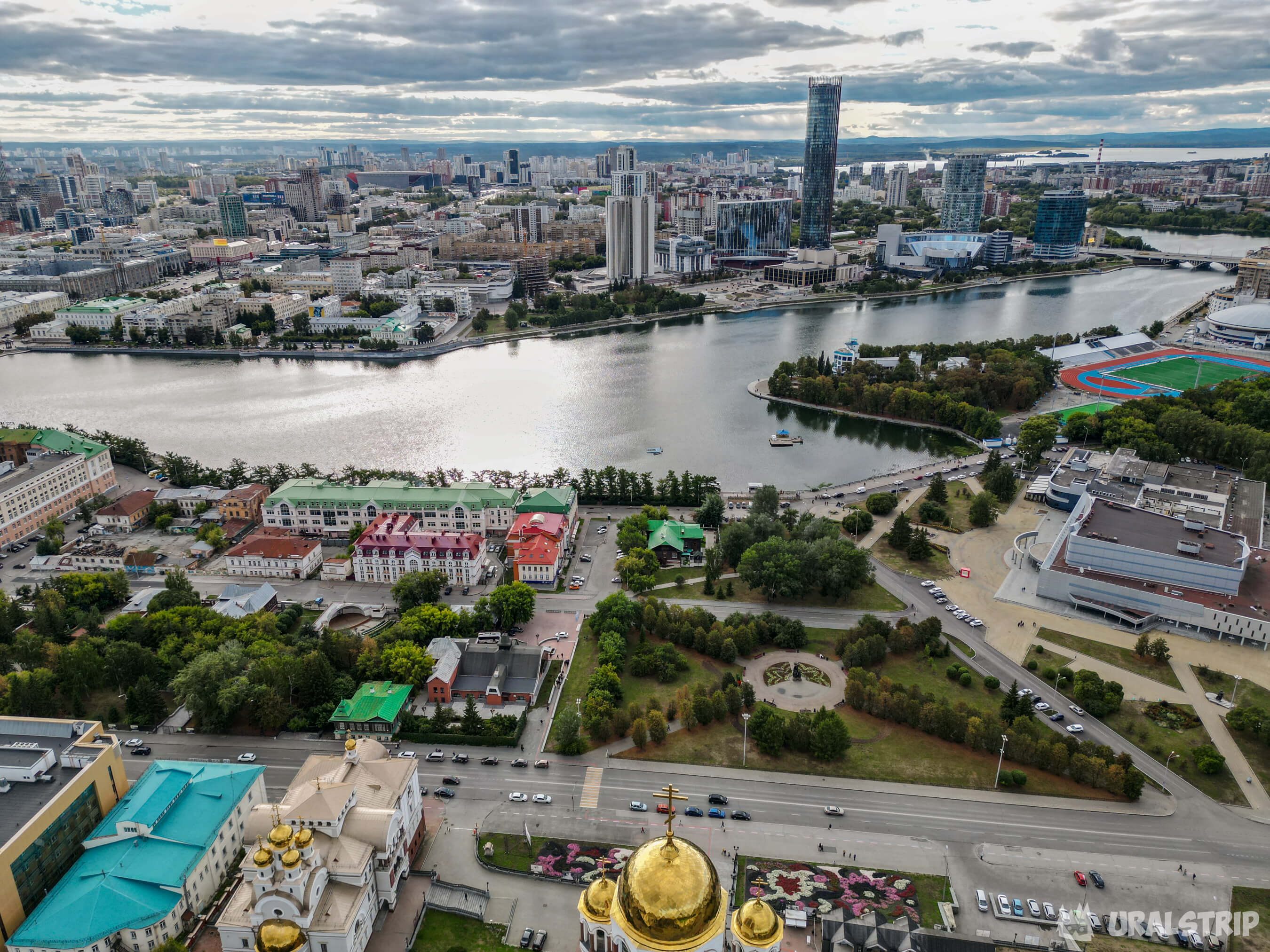 вид на реку исеть и екб сити в екатеринбурге