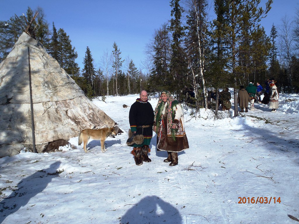 Гости у чума в стойбище оленеводов Ямала
