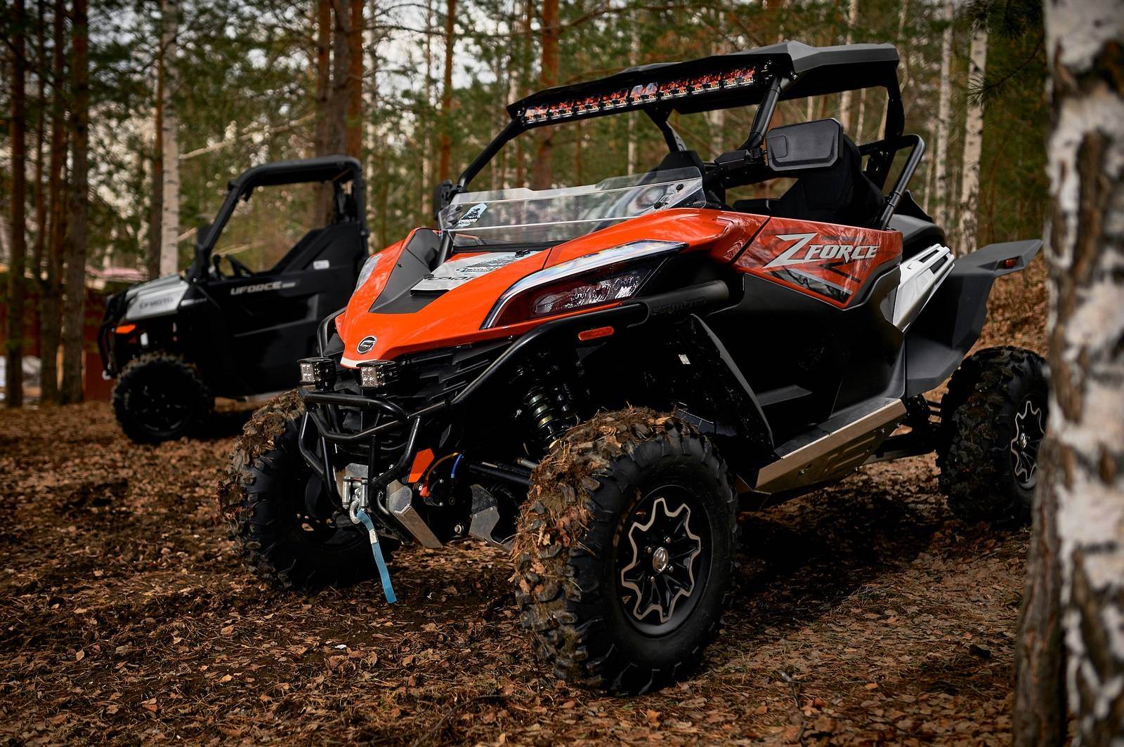 Квадроцикл CFMOTO на лесной дороге