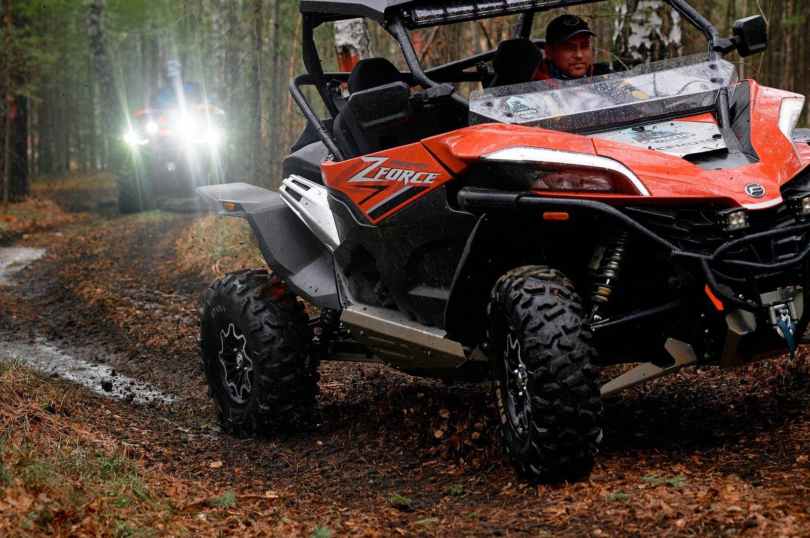 Квадроцикл CFMOTO преодолевает водный участок трассы под Екатеринбургом