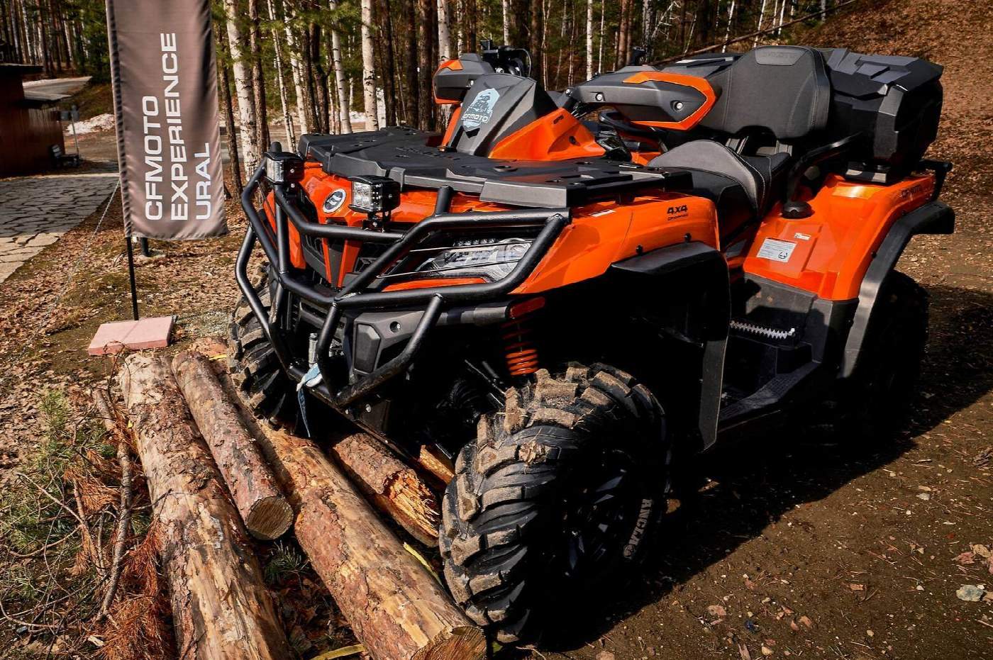 Квадроцикл CFMOTO проходит колейный участок на полигоне 27-й км Московского тракта