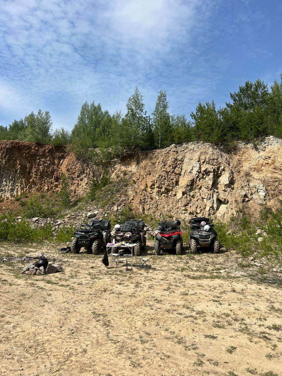 Два квадроцикла на песчаной площадке карьера, Уктус