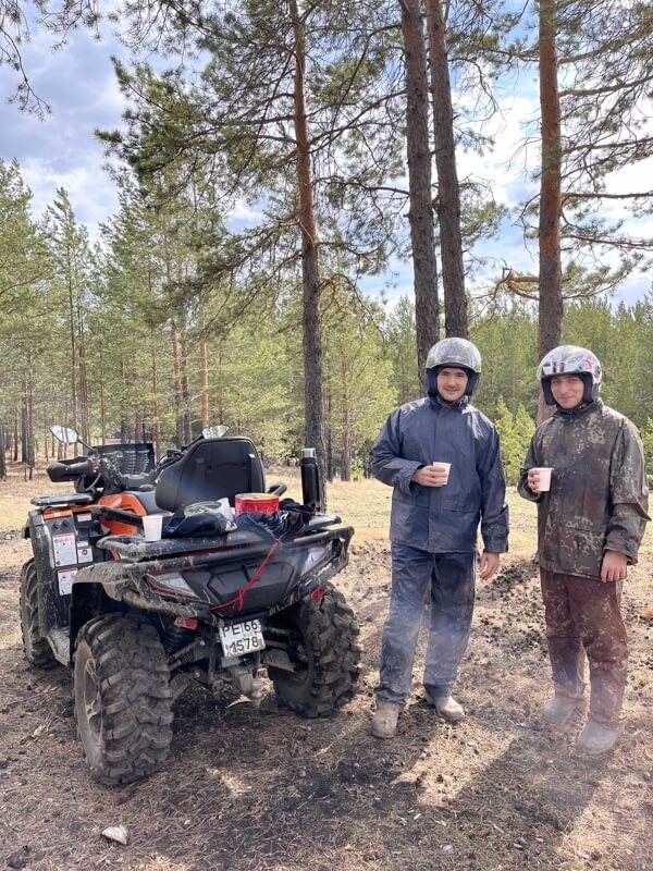 Двое участников с напитками у квадроцикла в бору, Уктус