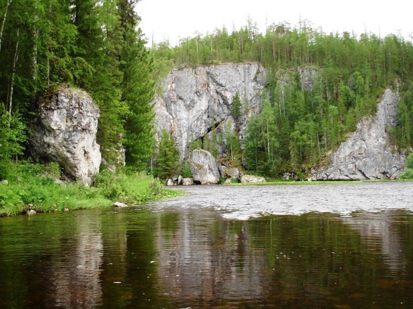 Скальные берега реки Лопсия в северной тайге