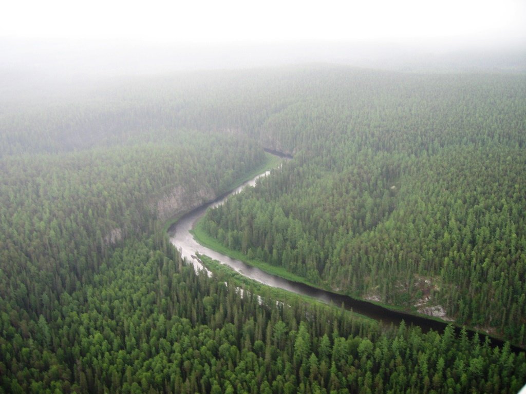 Излучина таёжной реки с борта вертолёта