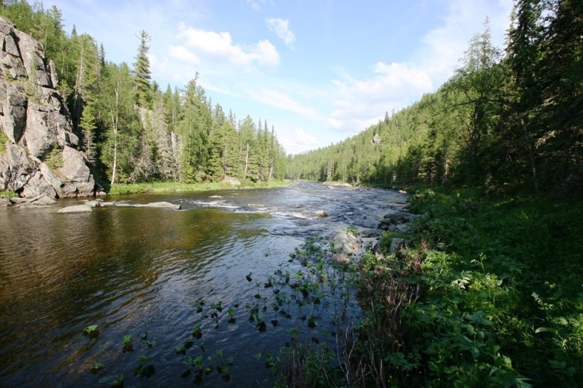 Перекат на реке Лопсия у скального берега