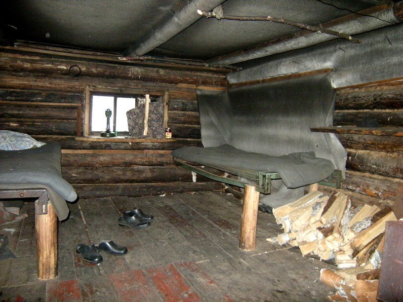 Нары и запас дров в таёжной избе
