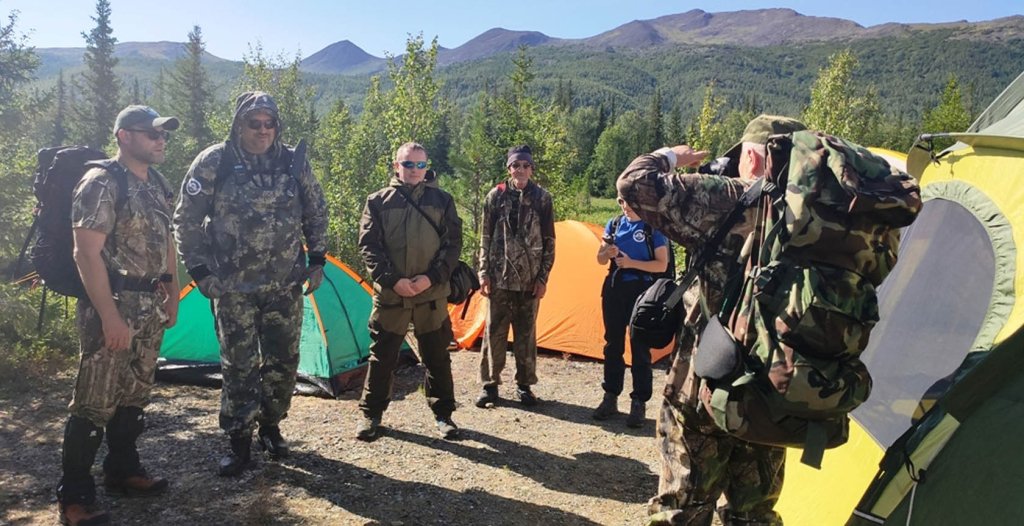Участники экспедиции у базового лагеря на Приполярном Урале