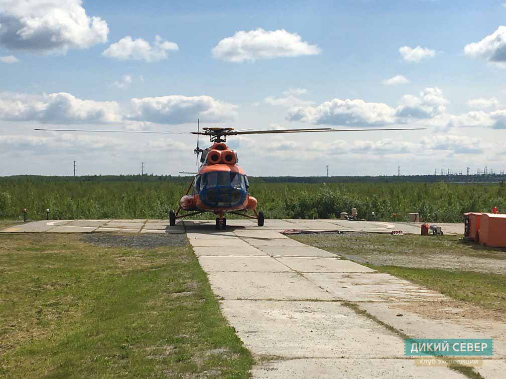 Вертолёт МИ-8 на площадке в Нягани перед вылетом