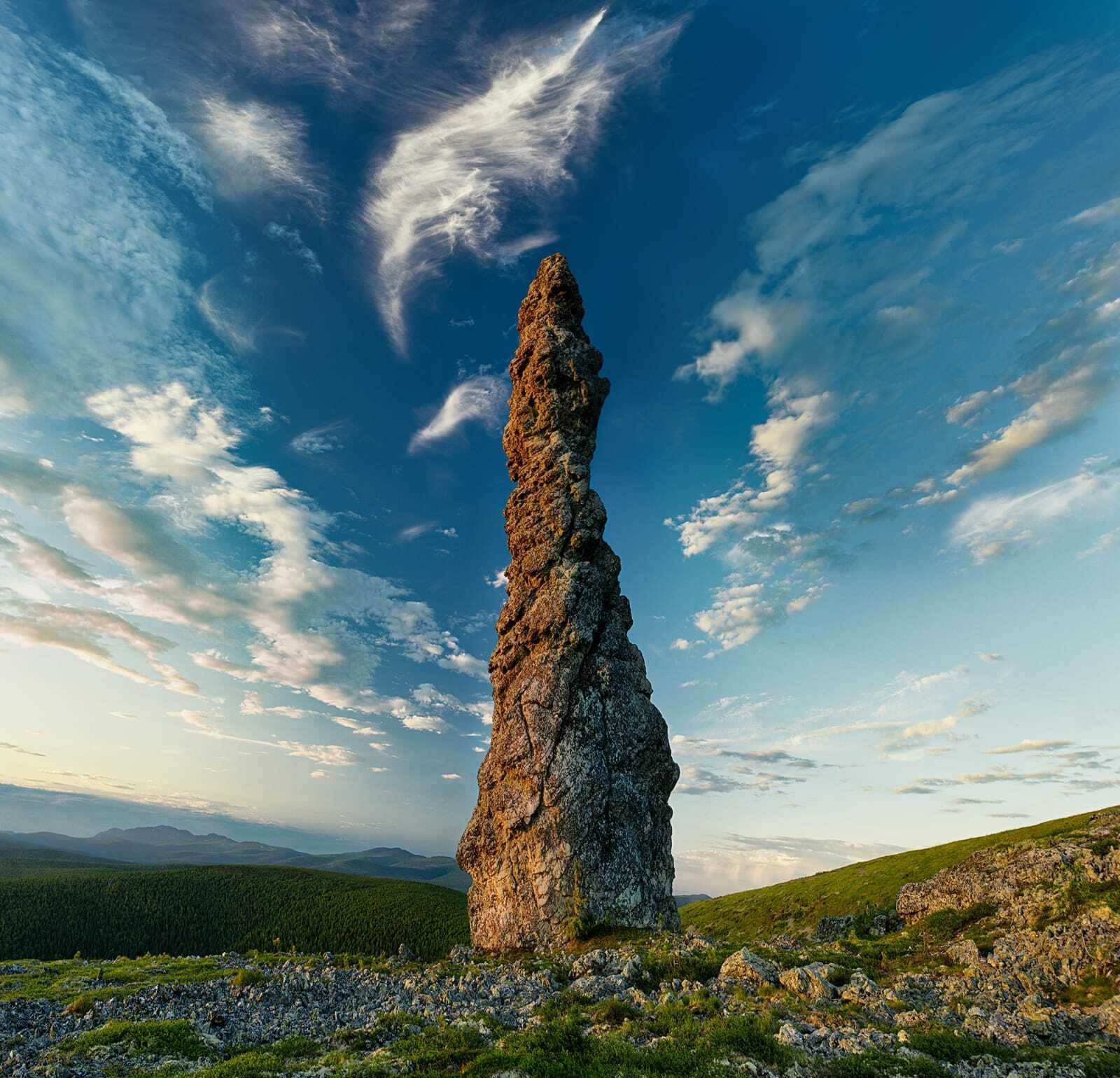 Каменные великаны плато Маньпупунёр вблизи