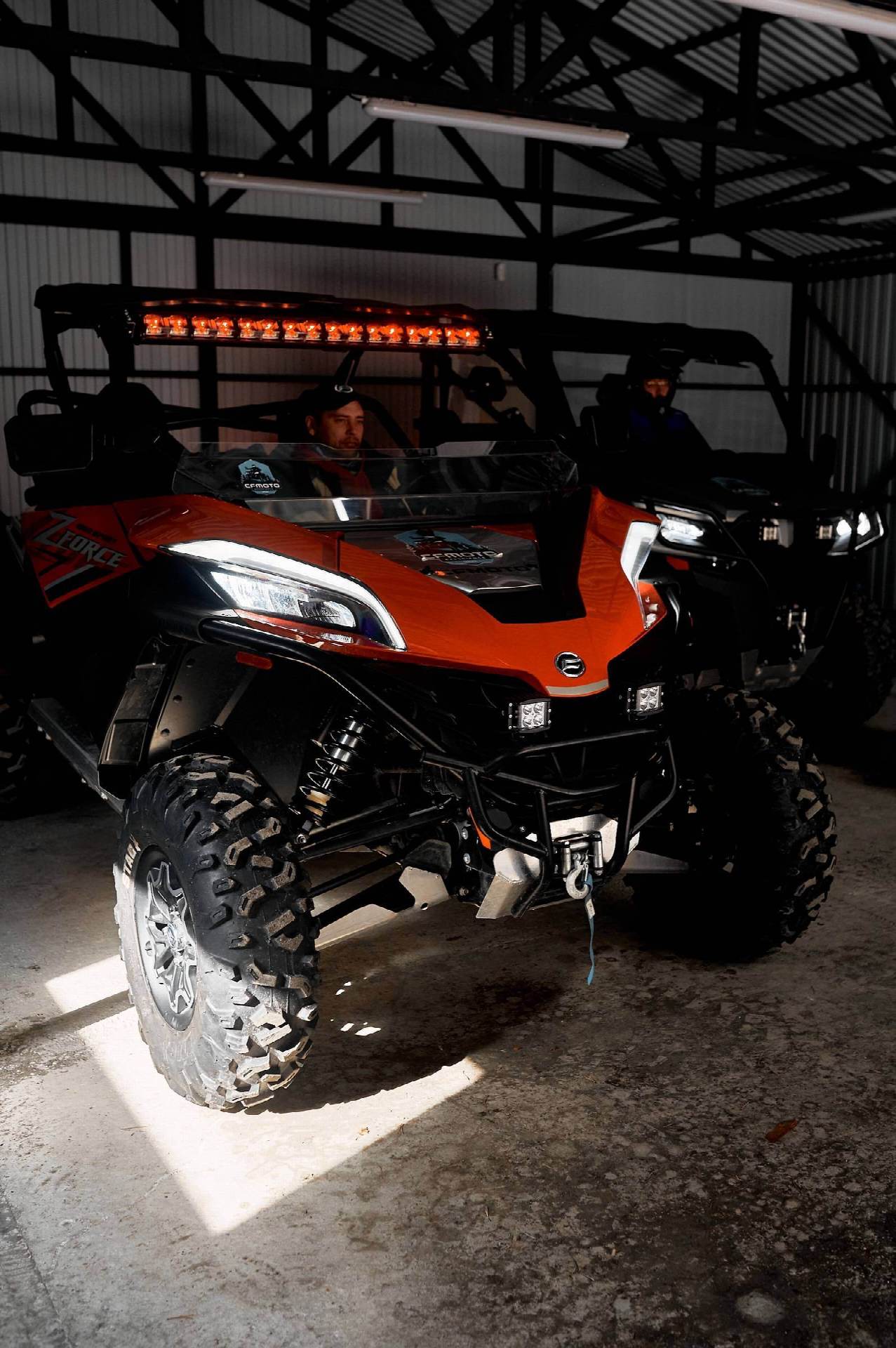 Райдер на квадроцикле CFMOTO на подготовленной трассе полигона