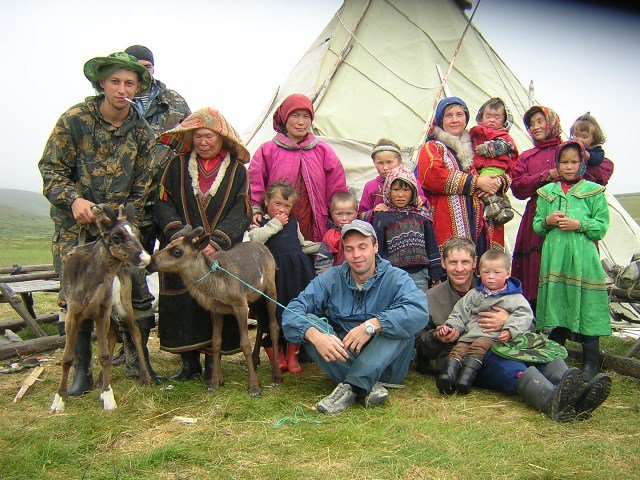 Семья оленеводов-ненцев с оленями у чума