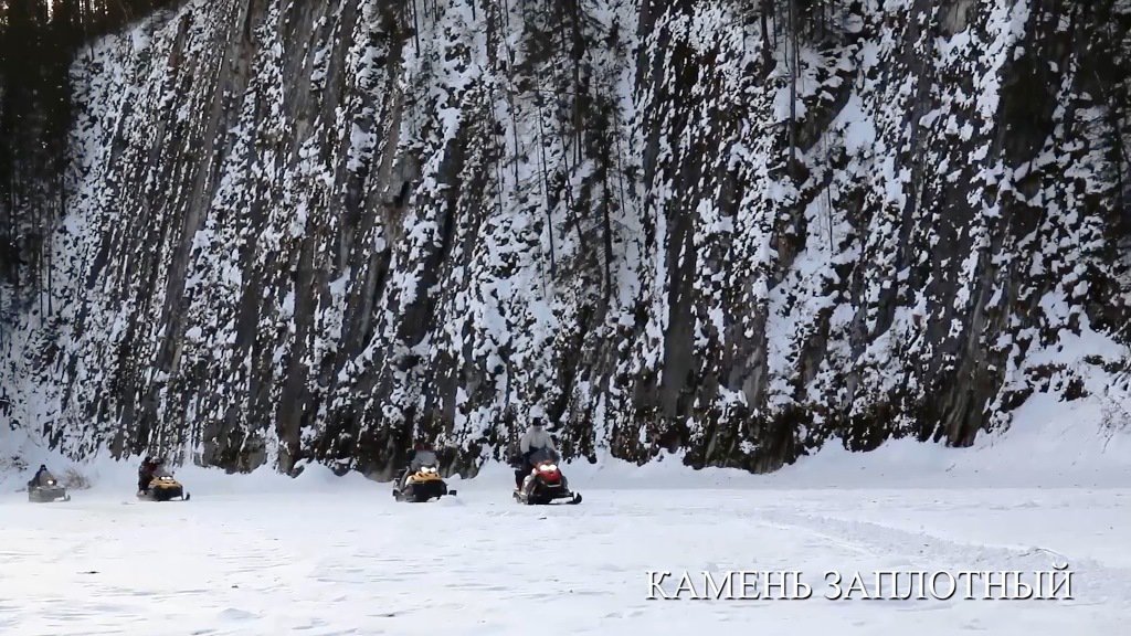 Снегоходы у скалы Камень Заплотный на Чусовой