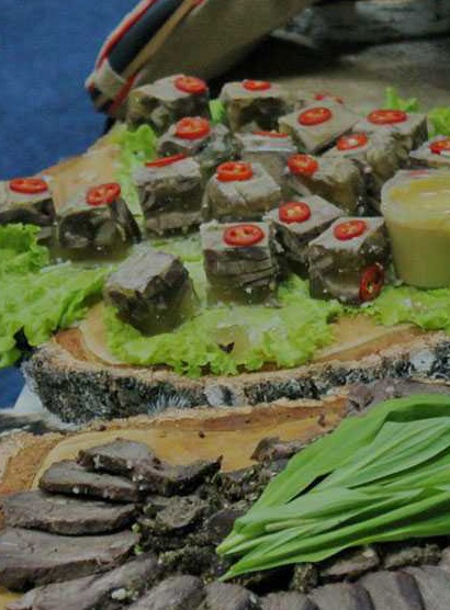 Ужин «Люкс»: мясные закуски, зелень и соусы на экспедиционном столе