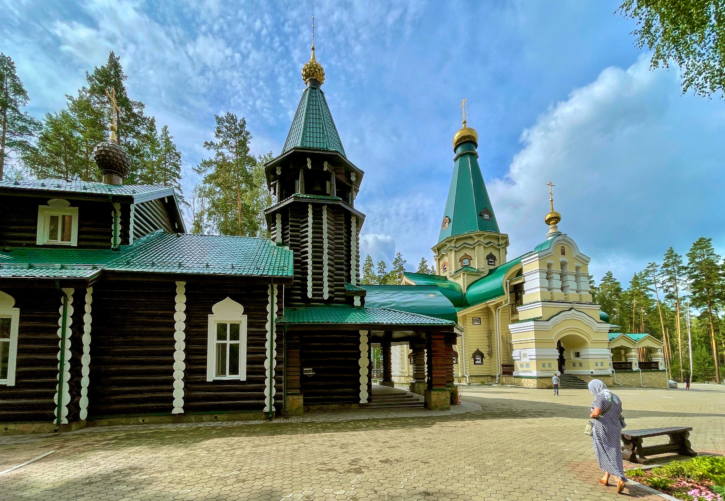 Деревянный храм с золотыми куполами на Ганиной Яме под Екатеринбургом
