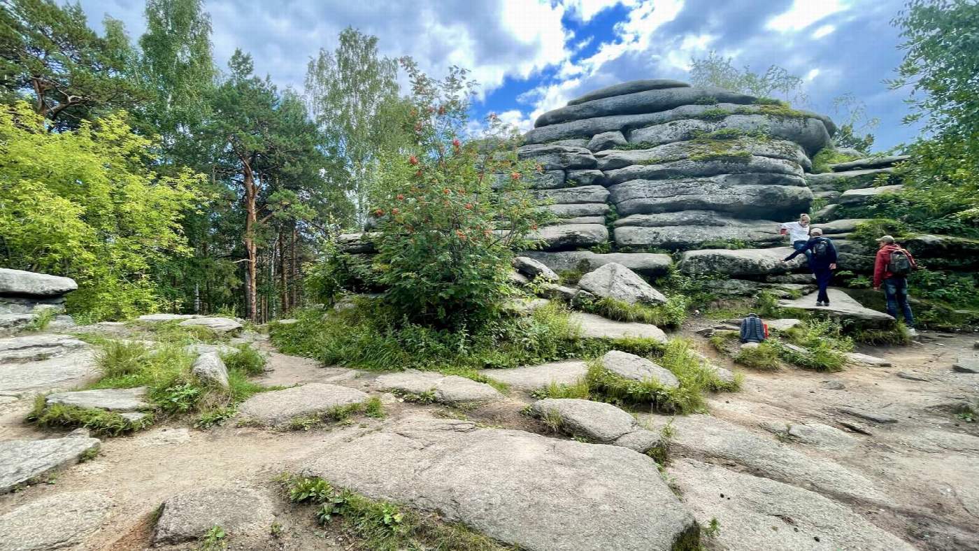 Каменные Палатки на Шарташе — гранитные плиты и тропа