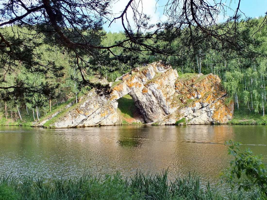 Каменные ворота на Исети, вид с берега