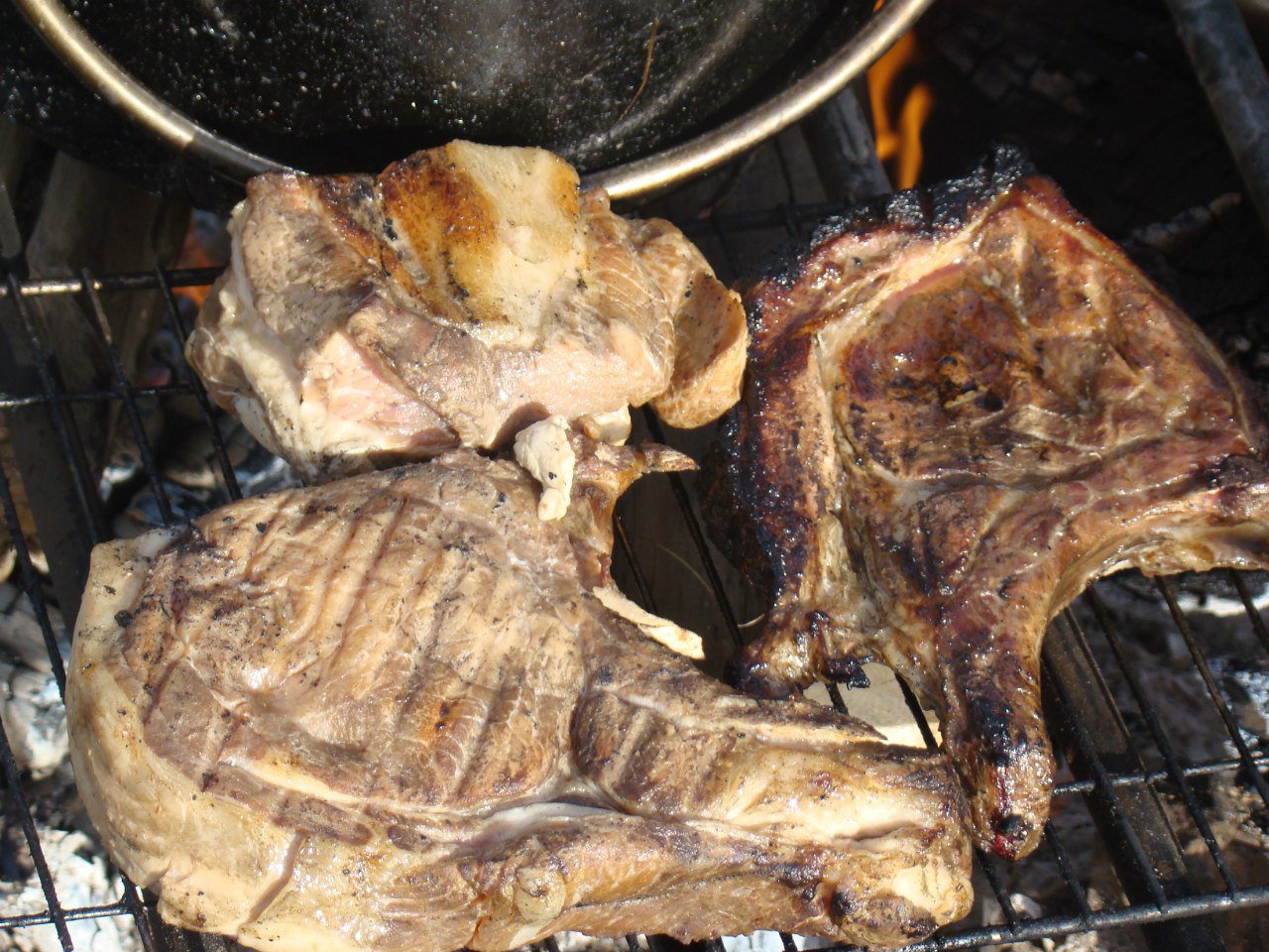 Мясо на кости, приготовленное на углях