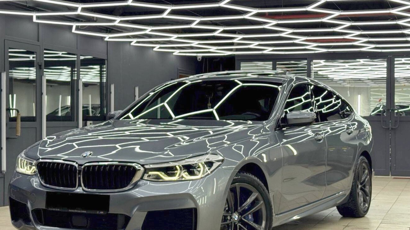 Детейлинг-центр BTC в Екатеринбурге: BMW 6 GT в боксе под гексагональным светом